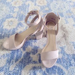 Chinese laundry size 6 suede heels